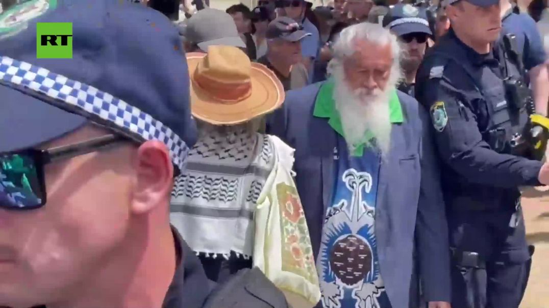 KEFFIYEH'D GOADER against Bondi vigil ISRAEL FLAGS is HAULED BY COPS — footage from Hugh Riminton