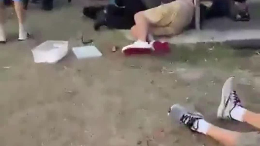 WARNING: GRAPHIC  ❗️BODIES on Bondi Beach after MASS SHOOTING  Frantic CPR performed, cops jump in to aid wounded