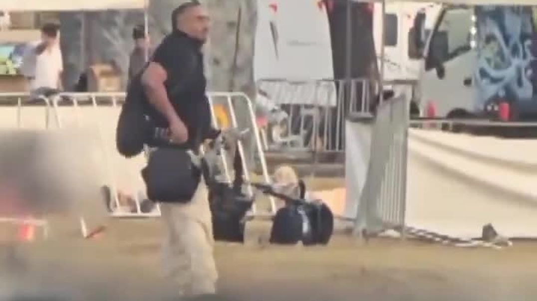 Staged, all staged: Man REFUSES to hide as gunman fires nonstop at Bondi Beach  Then calmly POINTS at the shooter  ‘There was four policemen there. Nobody give fire back. Nothing. Like they froze’ — w