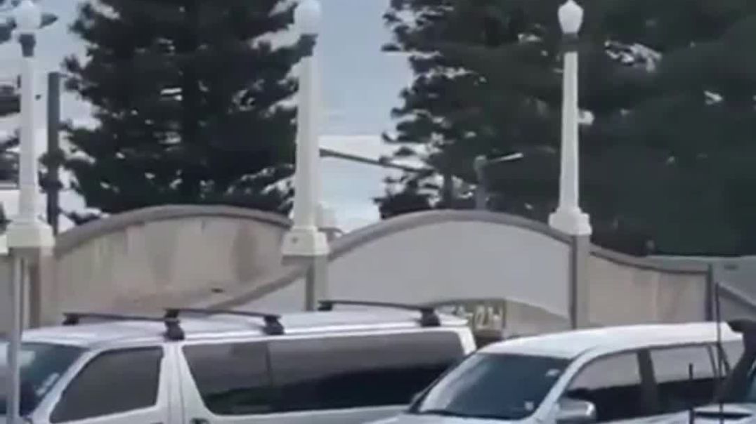 ❗️2 GUNMEN spotted as shots echo across Bondi Beach right now