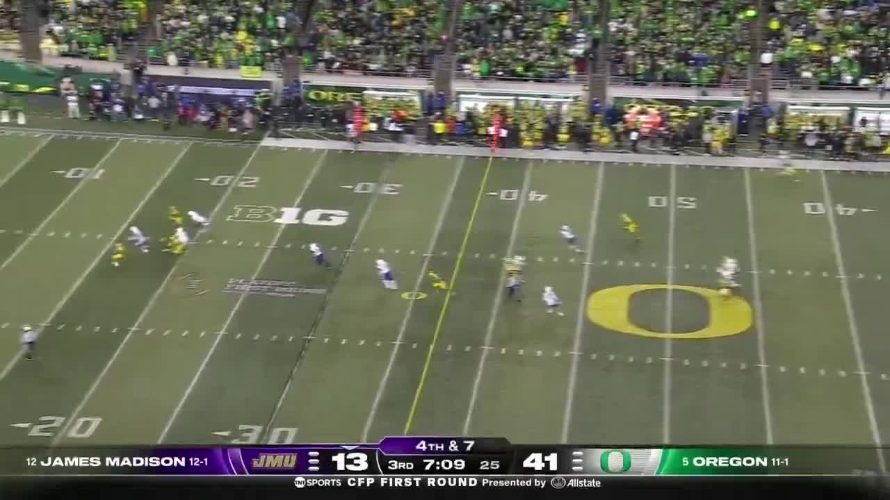 Blocked punt ➡️ Scoop-n-score  Oregon is DOMINATING against JMU 😳