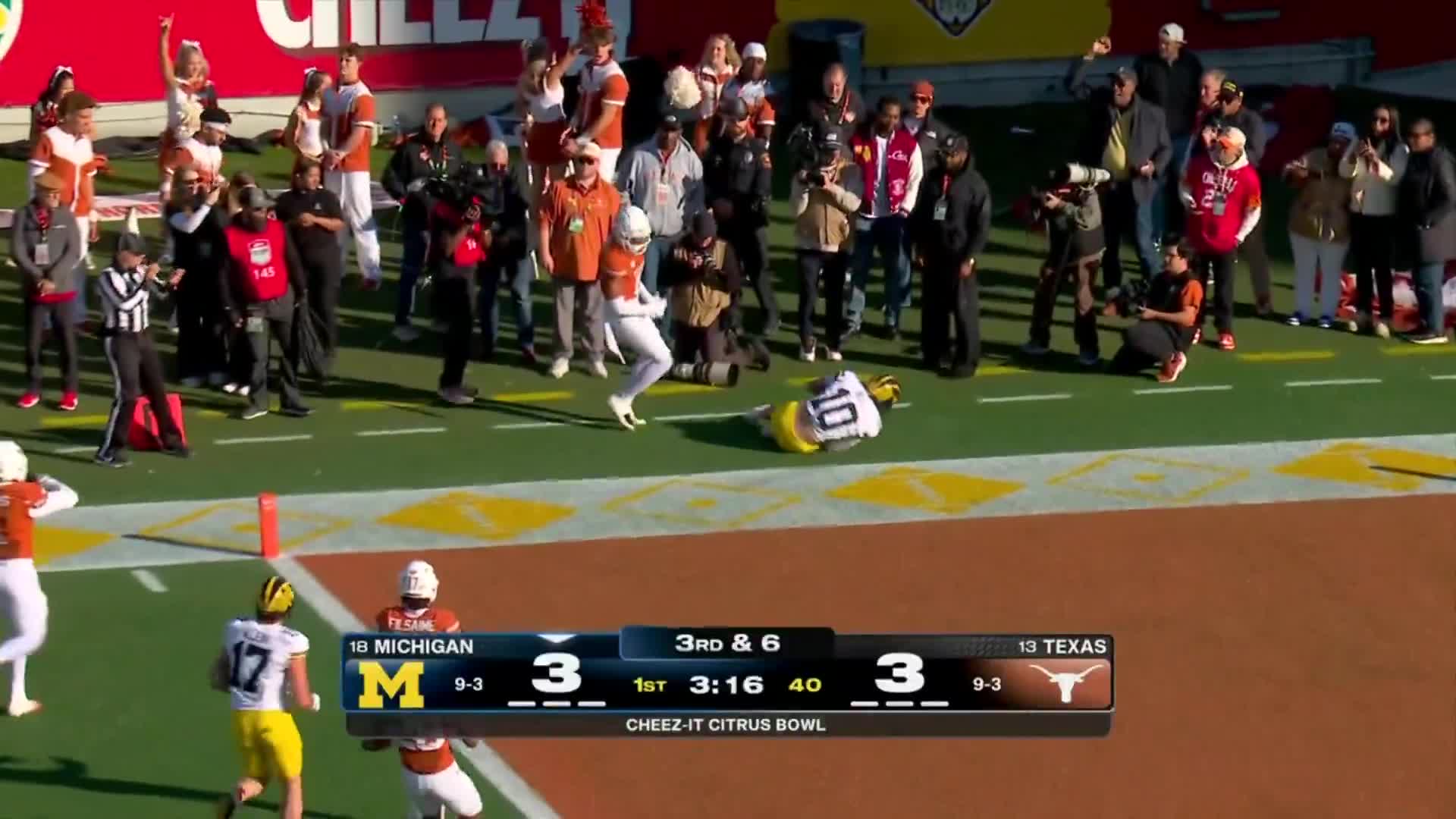 THIS GRAB BY KENDRICK BELL FOR THE TOUCHDOWN 🔥   Watch No. 18 Michigan vs. No. 13. Texas on ABC and the ESPN App 👀