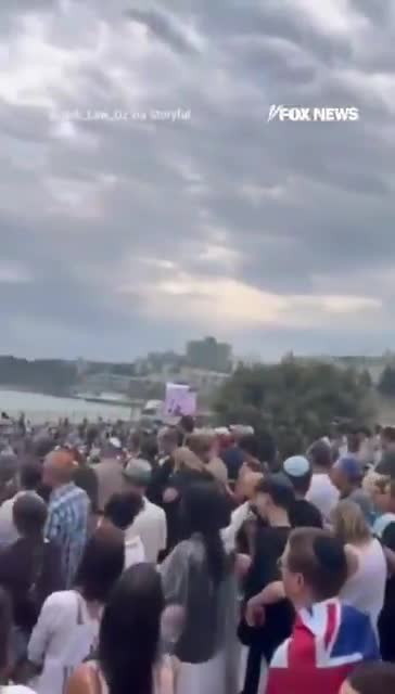 Australian prime minister gets booed at memorial event for Sydney t*r...