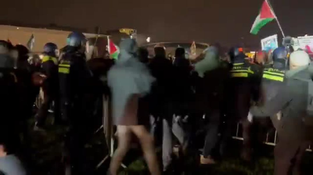 🇦🇺BREAKING: Pro-Islamist agitators have flooded Amsterdam after the Islamic attack in Australia — and tensions are rising.