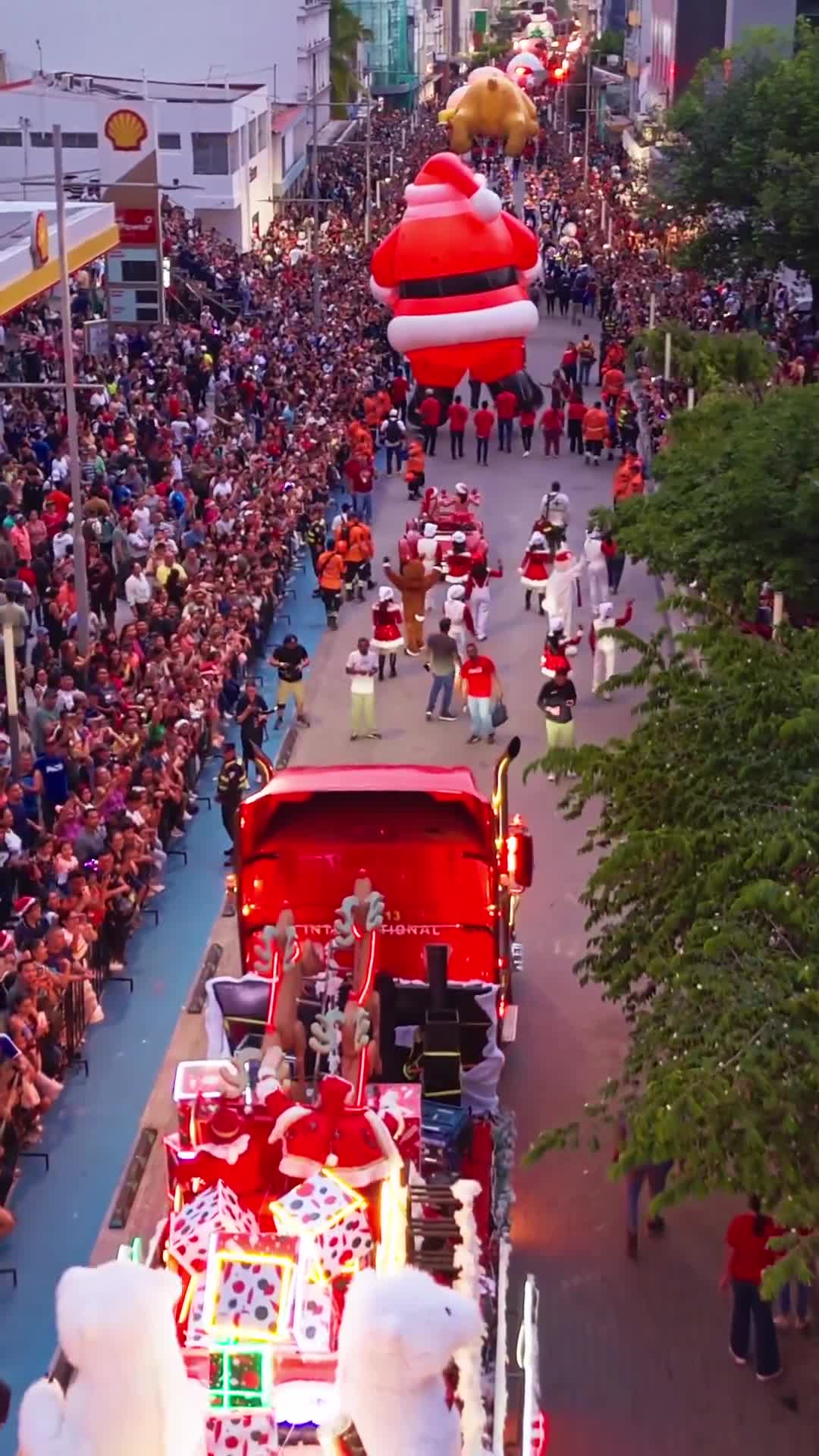 WATCH: Massive Christmas parade in downtown 🇸🇻 San Salvador 🙌