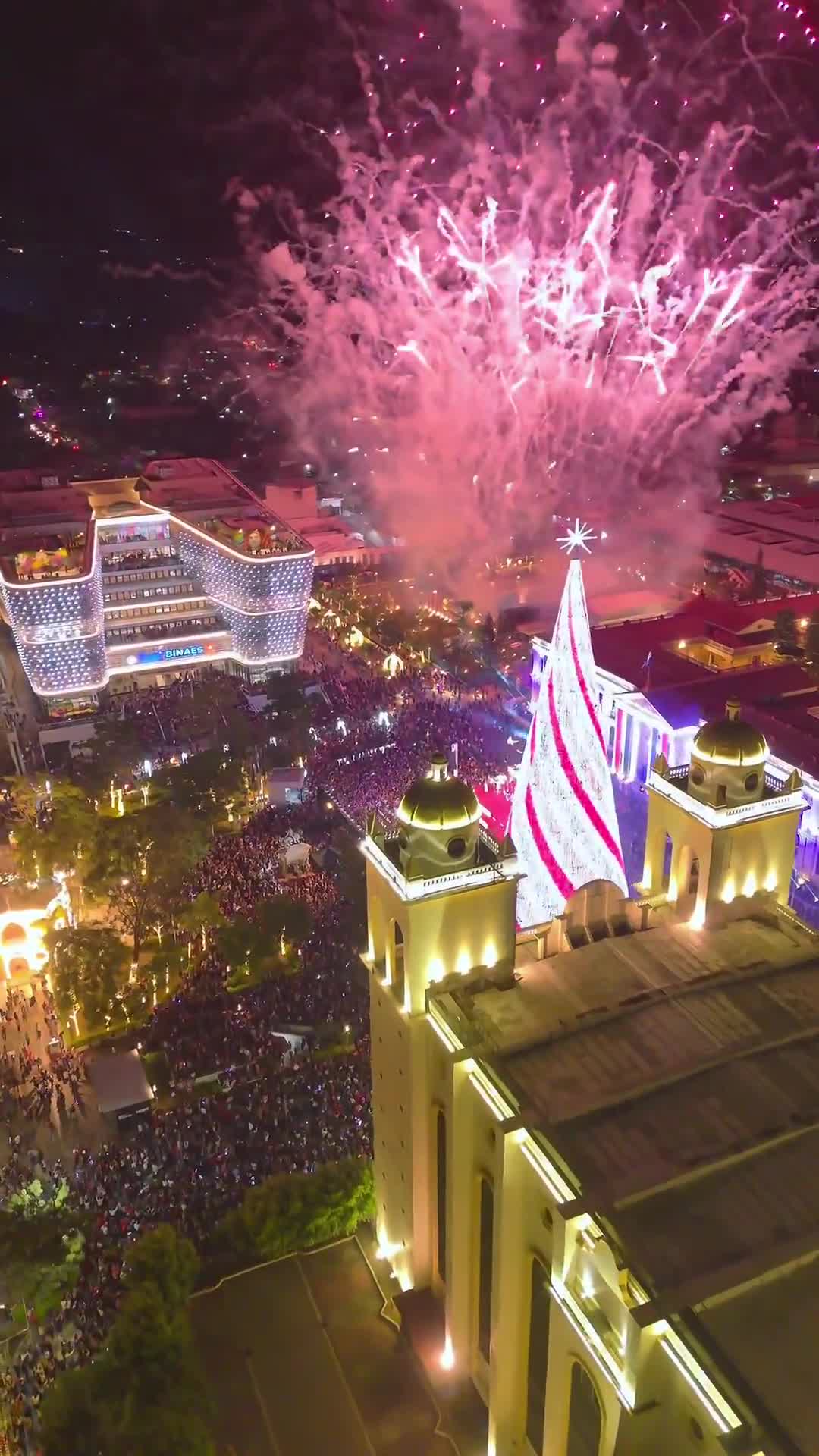 WATCH: The Christmas Village inauguration last night in 🇸🇻 El Salvador 👀🎄  The village is open everyday from 10am to midnight through the rest of the year.