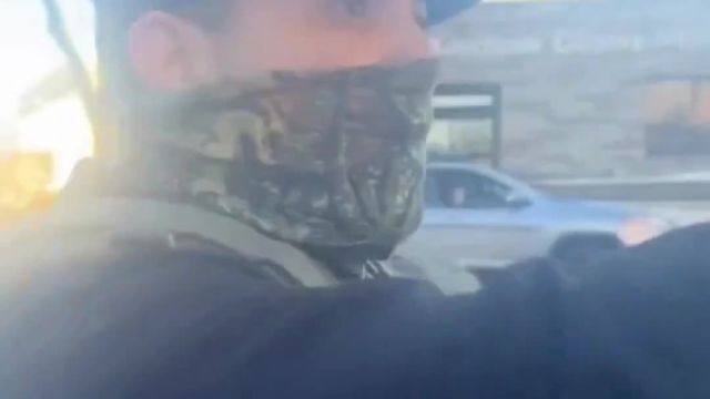 🚨 JUST IN: ICE agents in Minnesota seen taking a SOMALI woman into custody as a mob forms around them