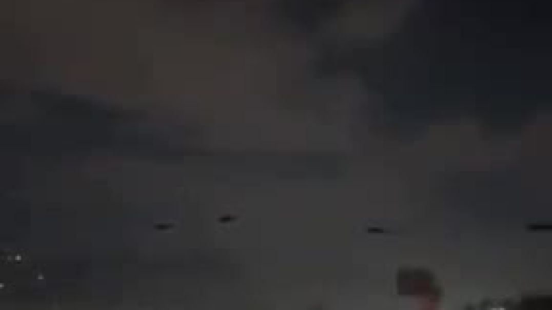 🚨 Full-scale military operations appear to be underway in Venezuela, as dozens of U.S. Army helicopters and aircrafts are reportedly seen over the capital Caracas.