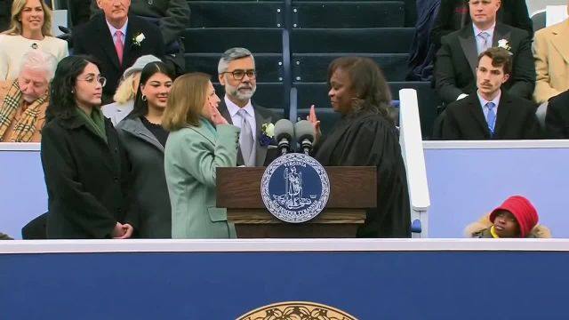 Virginia, wtf you doing?  🚨 Virginia's first Muslim Lieutenant Governor Ghazala Hashmi was sworn into office on the QURAN  This is the United States of America.. not the Middle East.