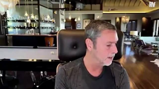 RAOUL PAL ON WHY BTC SELLS OFF AT EVERY OPEN He says exchanges likely stepped in during the Oct 10 crash to absorb liquidations. Those positions now appear to be unwinding daily, behaving like a programmatic trading desk slowly exiting a massive trade.