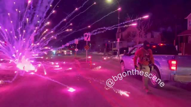 🚨🇺🇸 BREAKING: FIREWORKS AND TEAR GAS IN MINNEAPOLIS Protesters launching fireworks at federal officers as police deploy tear gas near second ICE shooting site. Neighborhood erupting hours after Venezuelan suspect shot attacking agent.