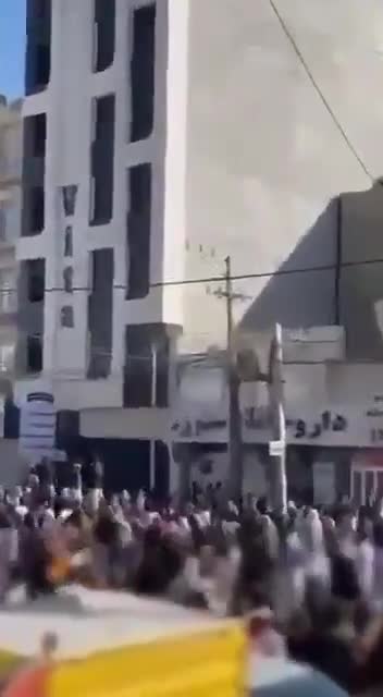 🚨🇮🇷 IRAN'S ZAHDAN IS BACK IN THE STREETS - DESPITE THE BLACKOUT (THANKS TO STARLINK) Protests have resumed in Zahedan. Footage emerging via Iran International, transmitted through Starlink, shows crowds back outside despite shootings reported yesterday and continued internet