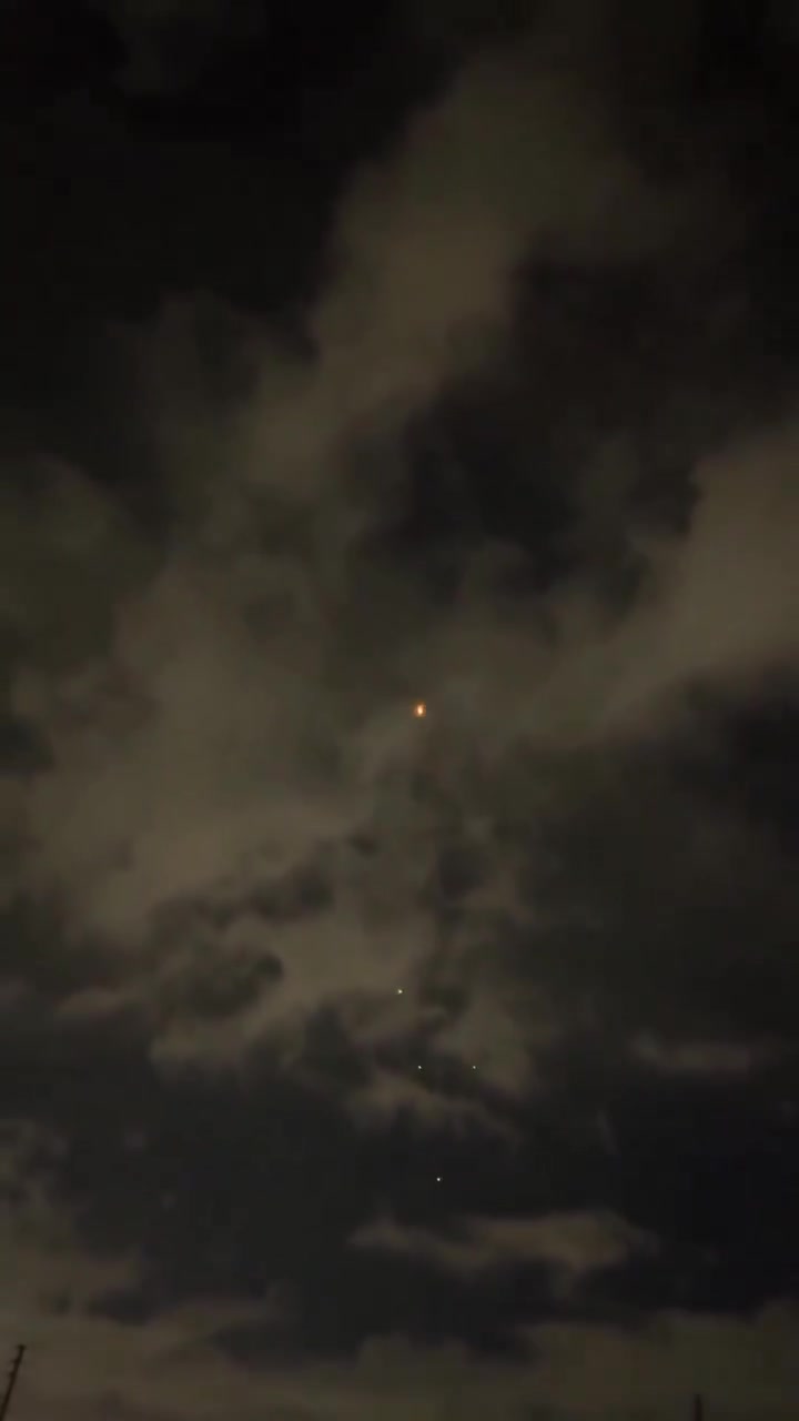 🇺🇸 Meanwhile recorded this week over Los Angeles, California More unexplainable aerial phenomena captured on camera - expect to start seeing a lot more of this again now….