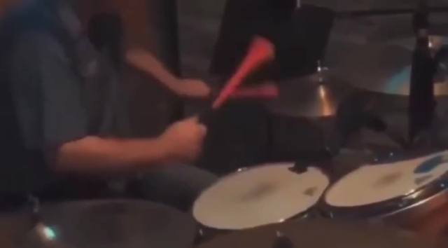 Raw footage from the recording of Chili's ‘Baby Back Ribs' (1998)