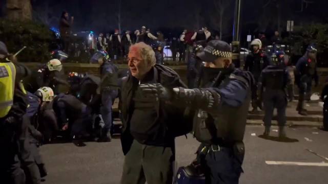 🚨🇬🇧 UK Police batter young & old Iranians in London who are protesting outside the Iranian Embassy against the Islamic Regime in Iran ‼️ Some Political Commentators are now claiming British Police are under Conservative Islamic Control.