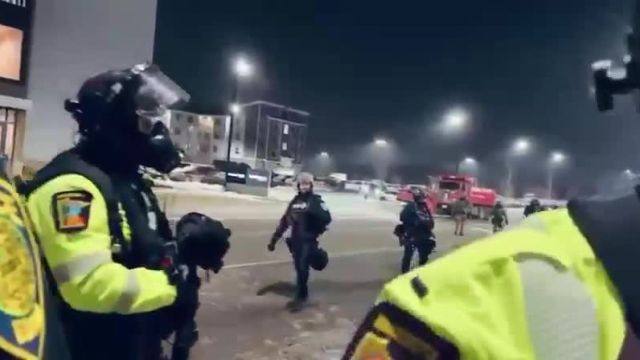 WOW. MINNESOTA police UNLEASHED and charged at leftist rioters who were terrorizing federal agents at a hotel — Tim Walz and Jacob Frey CAVED.