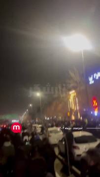 🚨🇮🇷 NEW FOOTAGE FROM MASHHAD SHOWS CROWDS CHANTING FOR THE SHAH Footage just leaked from Mashhad showing massive crowds shouting 