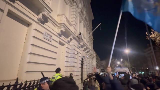 🚨🇬🇧 Meanwhile today in London, UK Man attempts to raise the true Iranian Flag at the Embassy in London - Police go to arrest him and all hell breaks lose ‼️