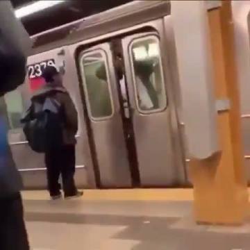 Surprised a boss health bar didn't appear the second that door stopped from closing 😭