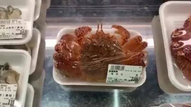A crab escaped right out of its packaging in a supermarket In Japan, "maximum freshness" means that seafood is placed on the counter alive and simply covered with plastic wrap. But one crab did not agree with this fate — it began to climb out of the tray right in front of the shoppers.