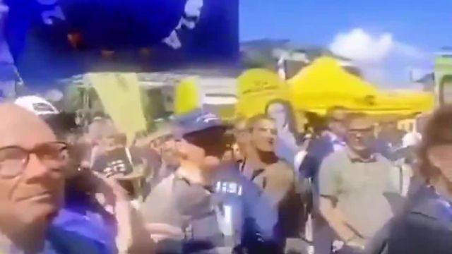 🇪🇺 PEAK EU: Von der Leyen says “people would be in jail if they were in Russia, but luckily Europe has free speech” … to a guy who is being arrested for speaking up.