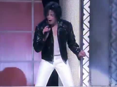 That time Usher and Chris Tucker surprised Michael Jackson on stage, and it turned into a full breakdance battle. Michael Jackson literally fell down laughing at Chris Tucker’s dance moves. 😭😂