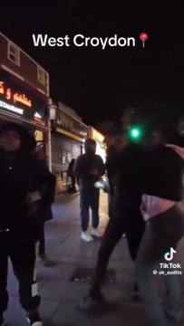 🇬🇧 Keir Starmer is busy cracking down on posts like he’s the Sheriff of the Internet, meanwhile London’s streets look like Gotham on discount night.