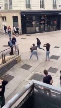 🇫🇷 When looting goes wrong. The thief thought an absence of police meant the coast was clear... vigilantes stepped in with a bit of street justice.
