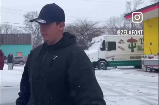 🇺🇸 A woman confronted and assaulted a man after accusing him of being an ICE agent with no proof. Immigration tensions are high, but randomly labeling someone and putting hands on them is crossing a line.